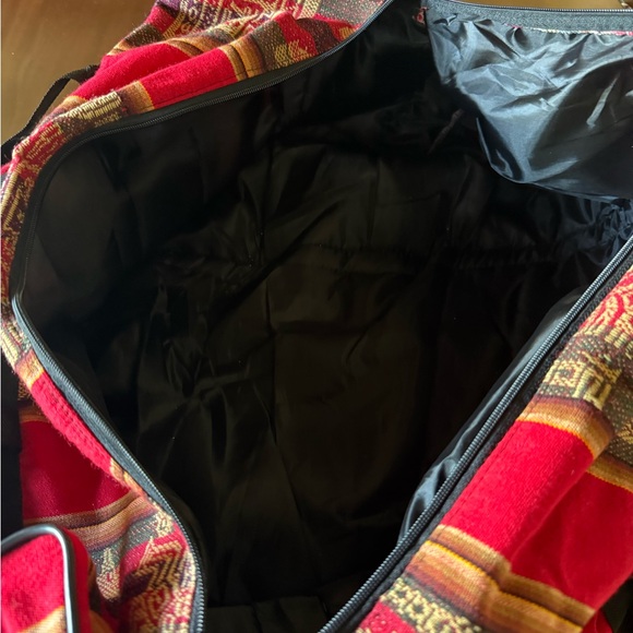 Large Peruvian Duffle Bag . Purchased in Peru. EUC Lots of pockets. - Picture 11 of 12